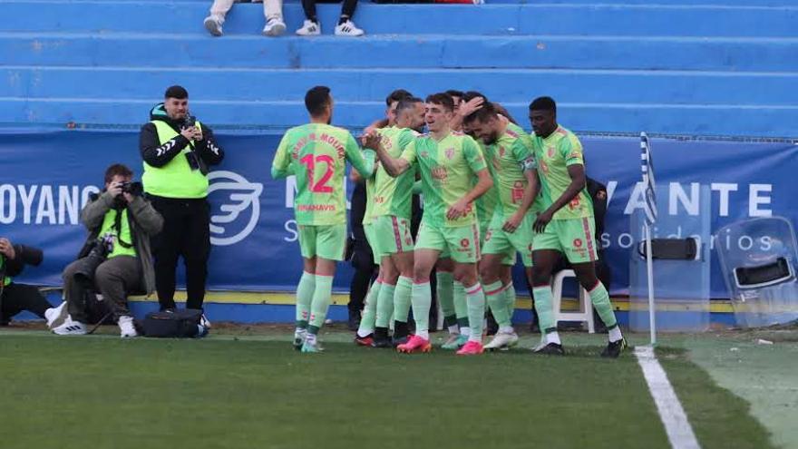 Los jugadores del Málaga celebran uno de los tres goles
