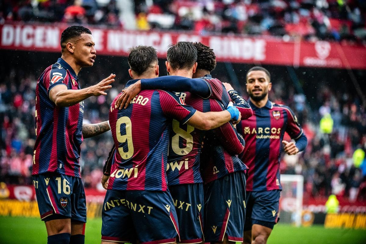 El equipo celebra el gol de Losada contra el Sevilla.