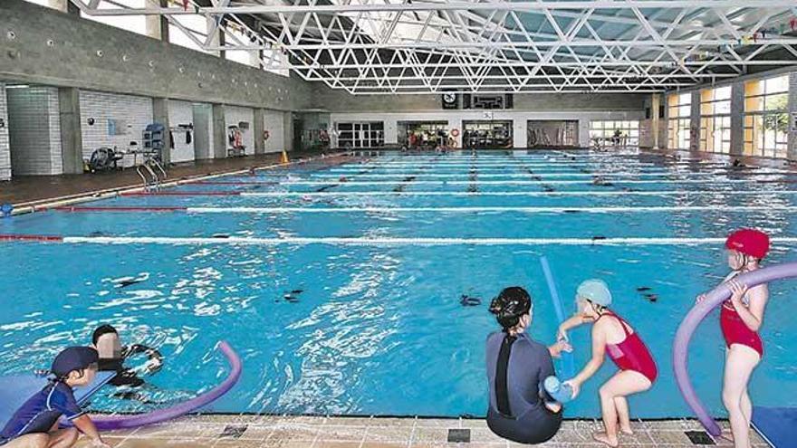 Im Campus-Bad der Balearen-Uni finden regelmäßig Schwimmkurse statt.