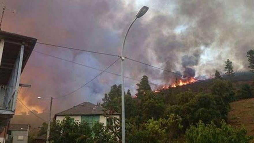 Las llamas quedaron a 50m de las casas en A Veiga de Cascallá.