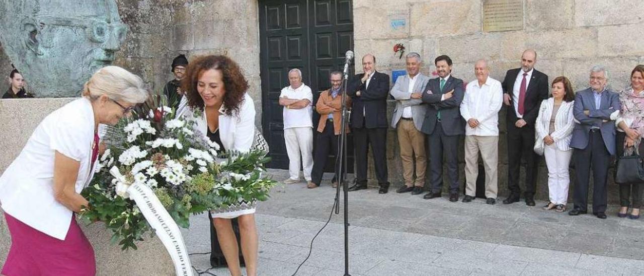 Ofrenda floral frente al busto de Celso Emilio. El presidente de Unión Orensana, Roberto Ogando, en el centro con camisa blanca. // Iñaki Osorio