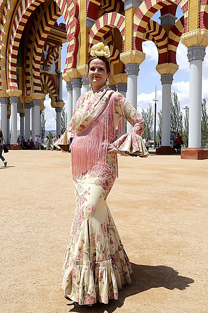 Trajes de gitana en El Arenal el jueves de Feria