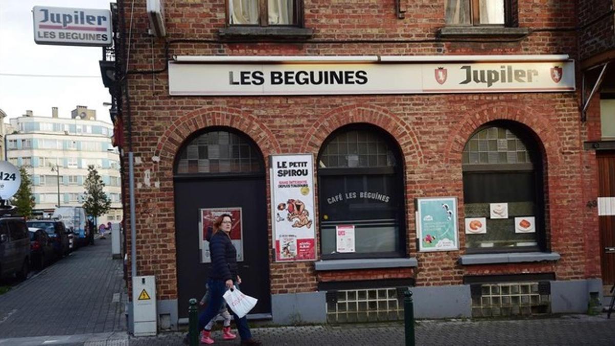 Una mujer pasa por delante del bar 'Les Béguines', propiedad de Brahim Abdeslam, en Molenbeek (Bruselas), el 17 de noviembre.