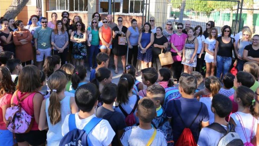 60 niños de Benejúzar protestan por la supresión de un profesor