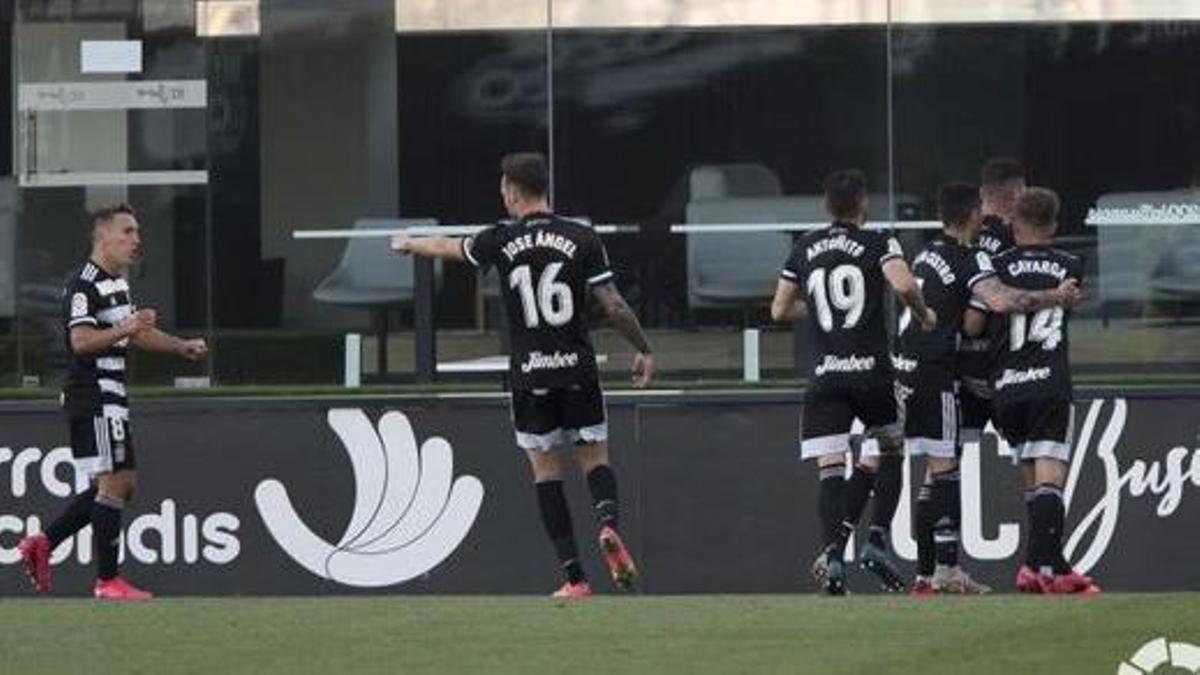 Jugadores del Cartagena celebran un gol ante el Alcorcón.