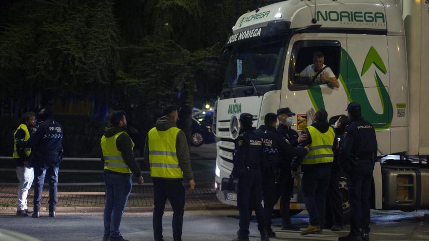 Incidentes en carreteras y alerta por falta de mercancías por la huelga en Extremadura