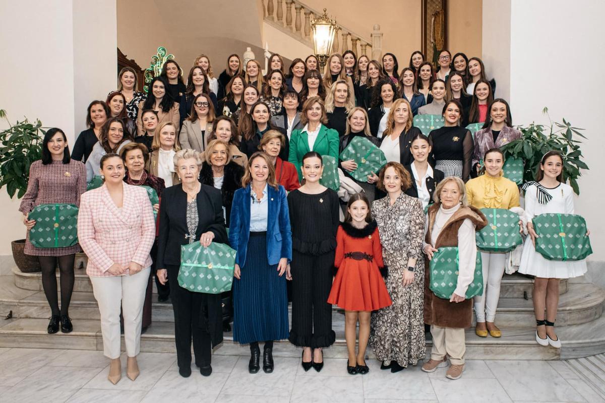 La alcaldesa, con las reinas Clara y Ana, y las reinas de las fiestas de años anteriores.