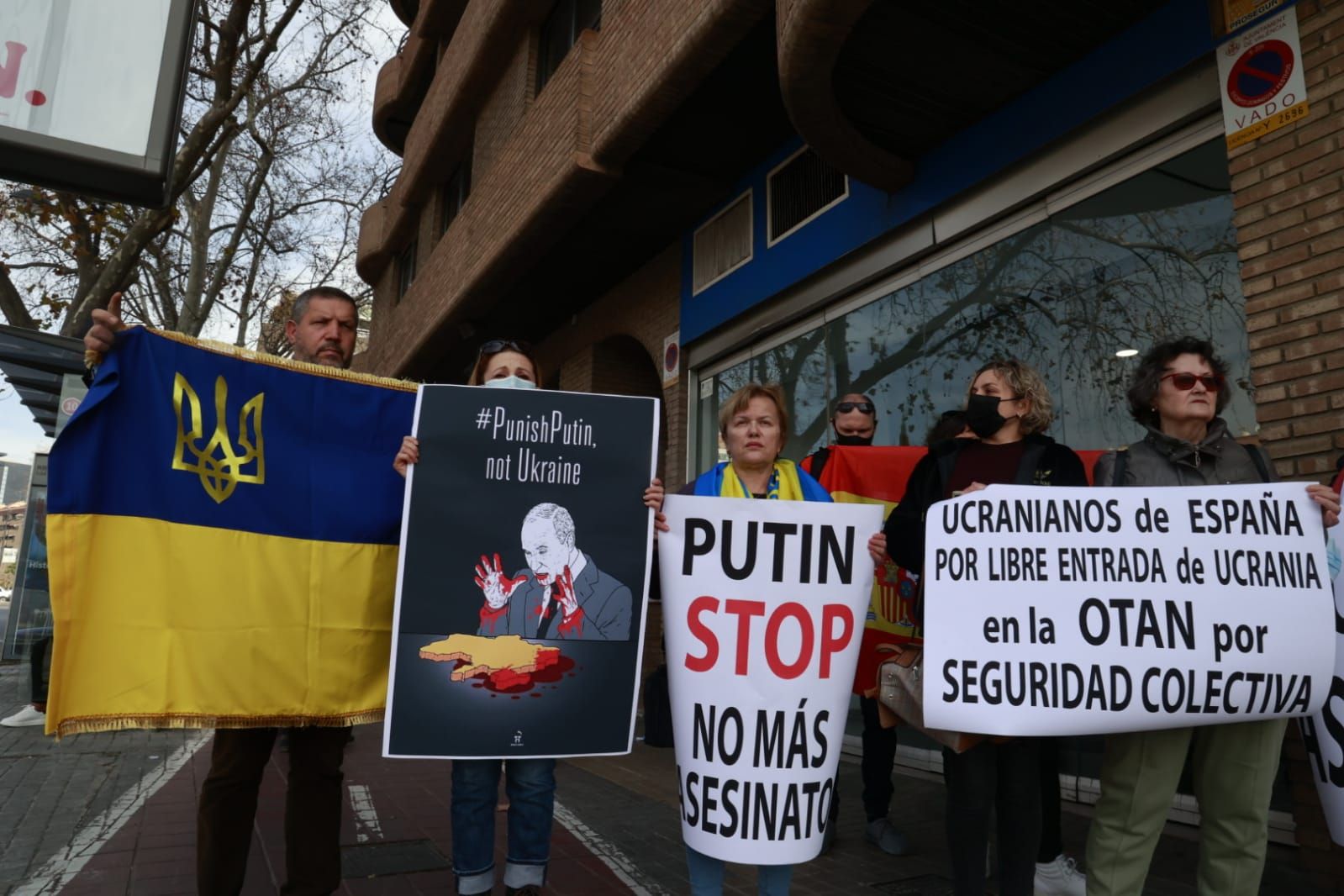 Protestas frente al consulado ruso en València por el ataque a Ucrania