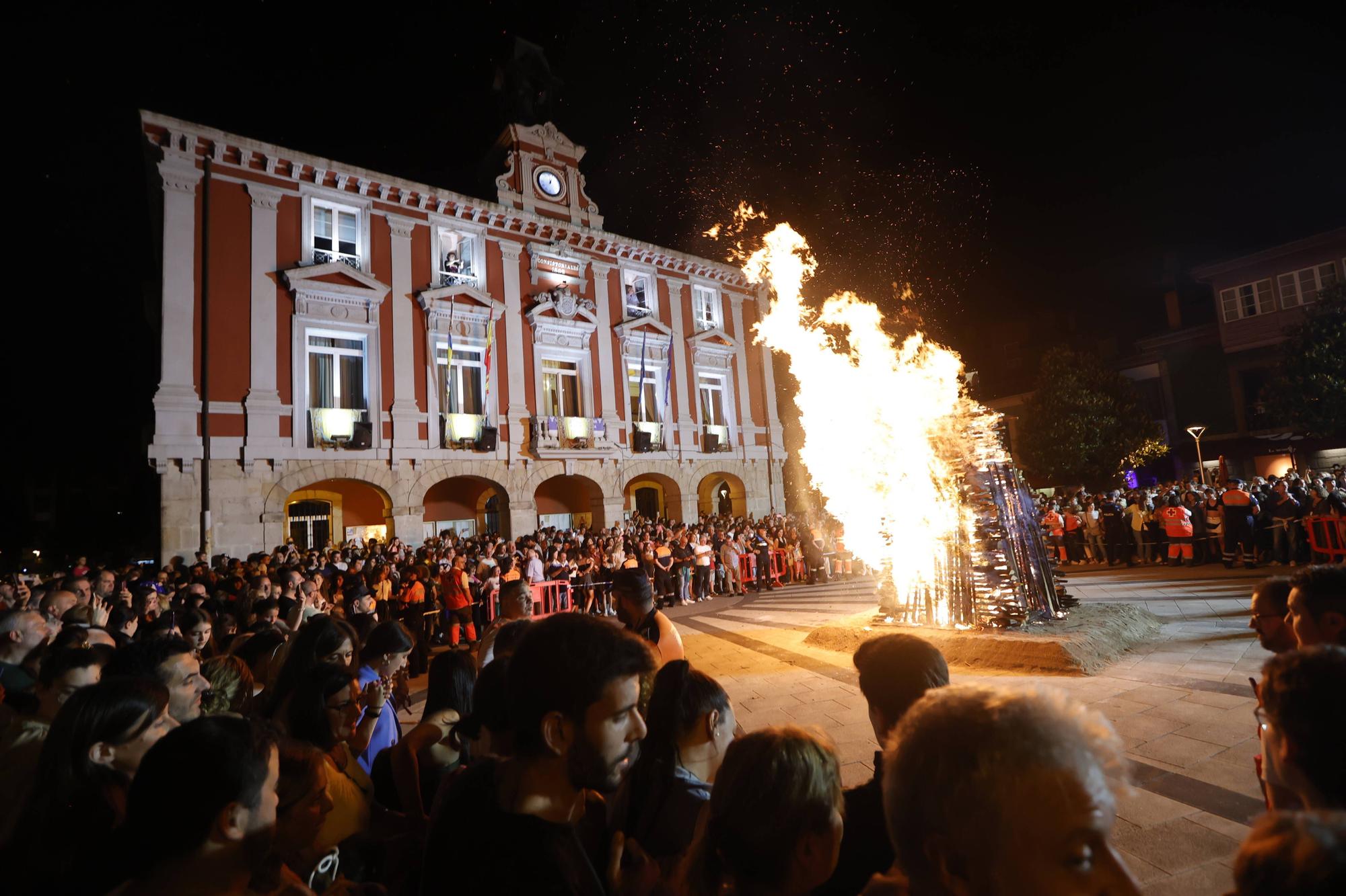 Así fue la hoguera de San Xuan en Mieres: arte, fuego y un dragón gigante