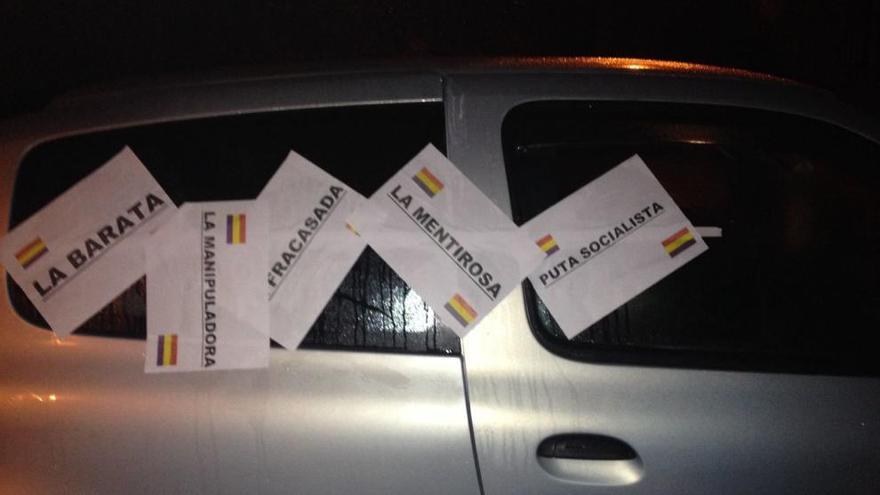 El coche de una edil de Riosa aparece &quot;empapelado&quot; con carteles amenazantes e insultos