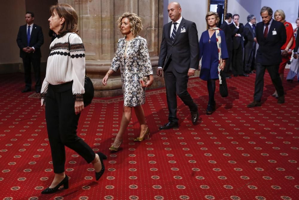 El Rey Felipe VI impone las insignias a los galardonados con los premios "Princesa de Asturias" 2017