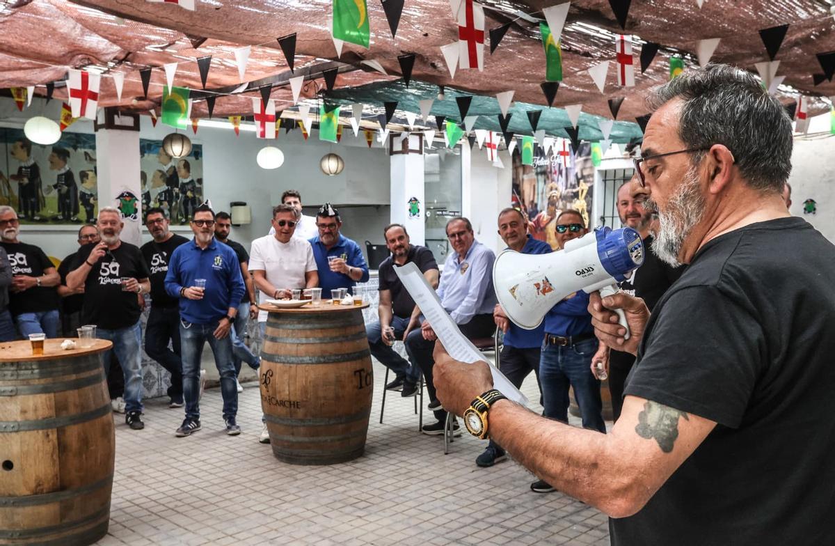 Son más que filas: son familias que han crecido juntas, celebrando los éxitos del otro y manteniendo viva la esencia de nuestras fiestas.