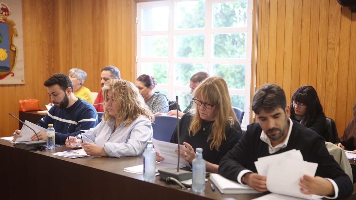 El grupo socialista, con su portavoz Diego Alcantarilla a la derecha, en un pleno de Cambre