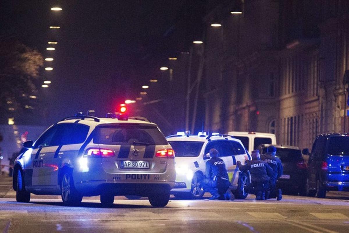 La policia danesa, darrere els cotxe patrulla aels carrers de Copenhaguen.