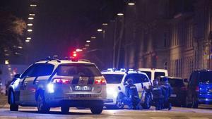 La policia danesa, darrere els cotxe patrulla aels carrers de Copenhaguen.