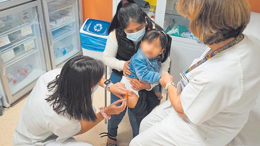 Consulta para vacunar contra la gripe a niños en la Arrixaca