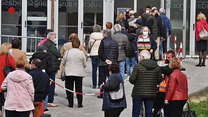 Cola para acceder al recinto de Excoporuña, ayer.   | // CARLOS PARDELLAS