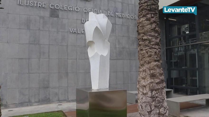 El Colegio de Médicos recibe una escultura en homenaje a a labor de los médicos durante la pandemia