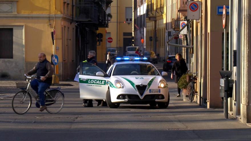 Un cotxe de la Policia Local als carrers de la localitat italiana de Codogno, afectada pel coronavirus