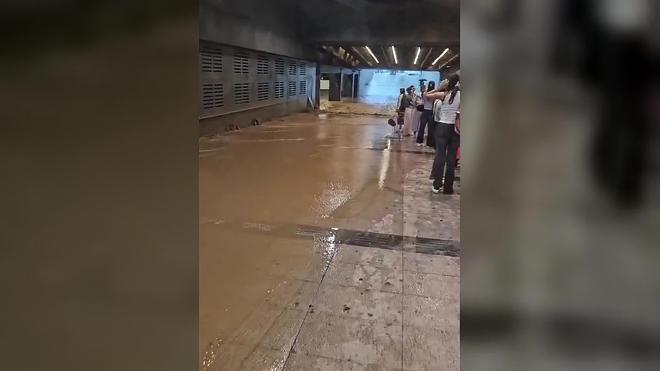 La estación de metro Mundet, inundada por las fuertes lluvias