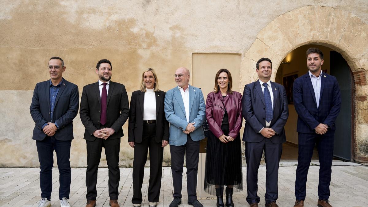 Imagen de los siete alcaldes que forman parte de la Associació per l'Impuls de l'Àrea Metropolitana del Camp de Tarragona, este viernes en La Canonja (Tarragonès).