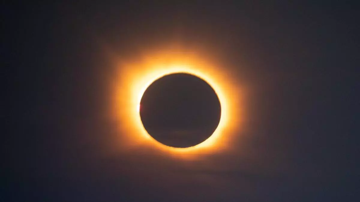 El Sol acrobático eclipsa al primitivo ser humano