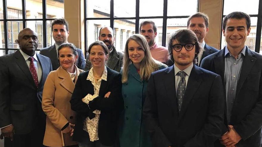 Los alumnos galardonados, junto a la directora de la Politécnica de Mieres y responsables de las entidades colaboradoras con la Universidad.