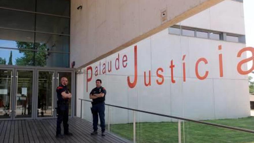 Mossos, custodiant el Palau de Justícia de Girona, el juny de 2017.