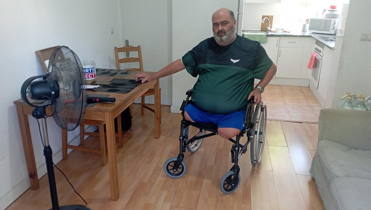 Este vecino de Dos Hermanas pasa sus días en el piso, a la espera de la ambulancia para la diálisis.