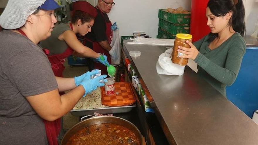 Las voluntarias reparten el almuerzo del día en el dispensario, para que las familias puedan comerlo en casa.