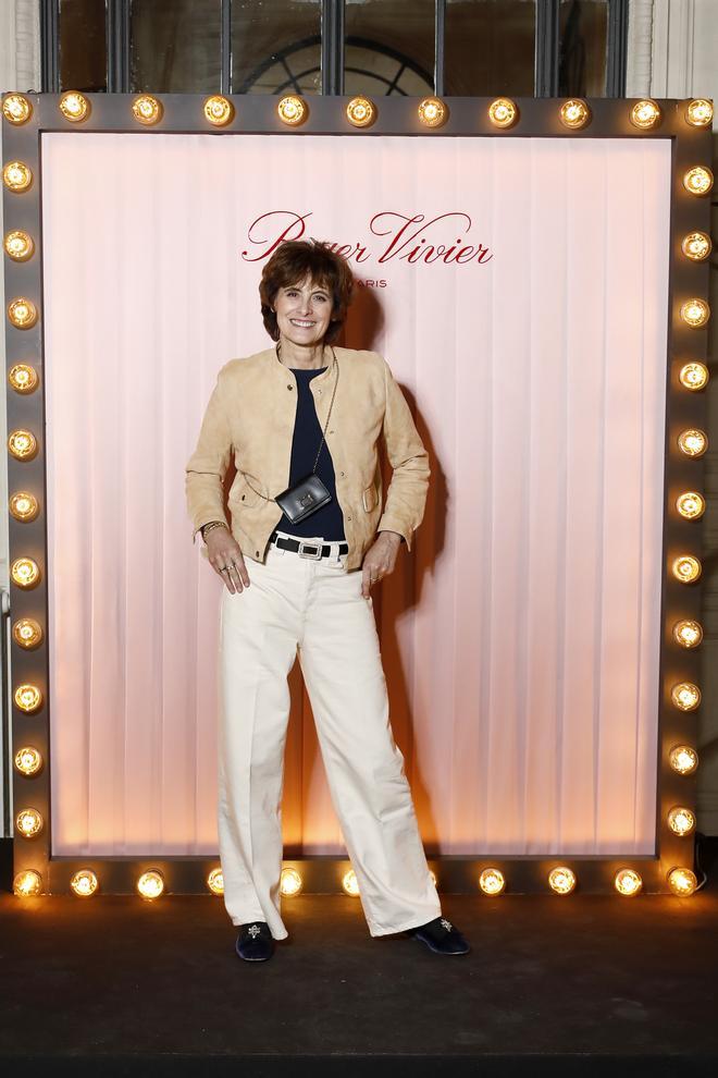 Inès de la Fressange con pantalón blanco culotte