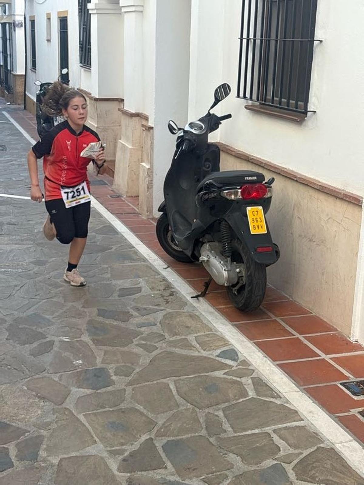 Aitana Benito durante la prueba en el Campeonato de España de Orientación, en Málaga.