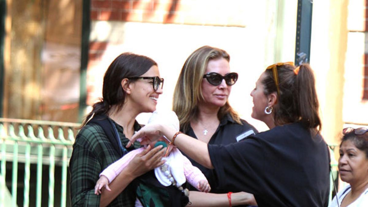 Irina Shayk paseando junto a su hija, Lea de Seine