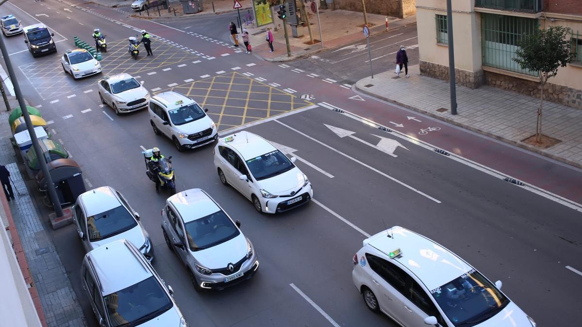 Imagen de la movilización de los taxistas por las calles de Castelló.