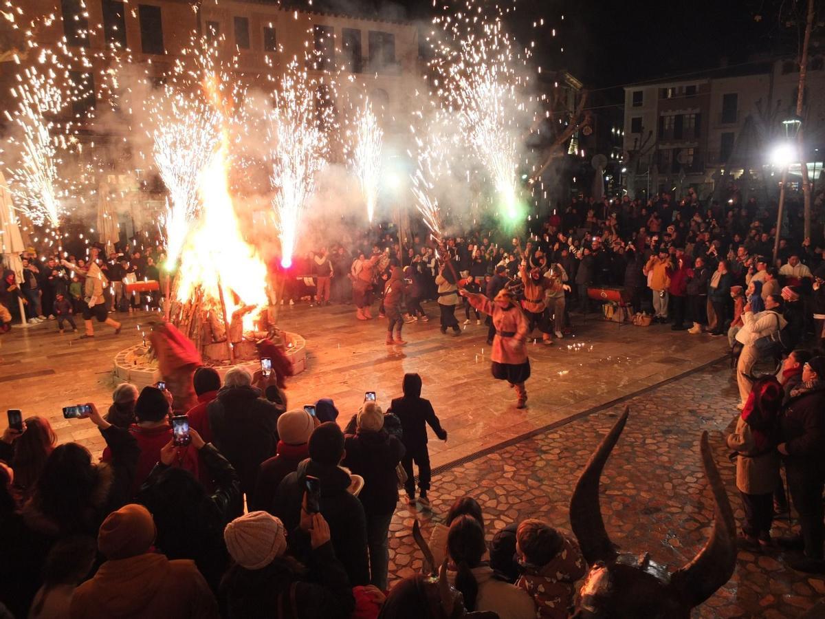 Los 'foguerons' arderán con fuerza en la noche de este viernes.