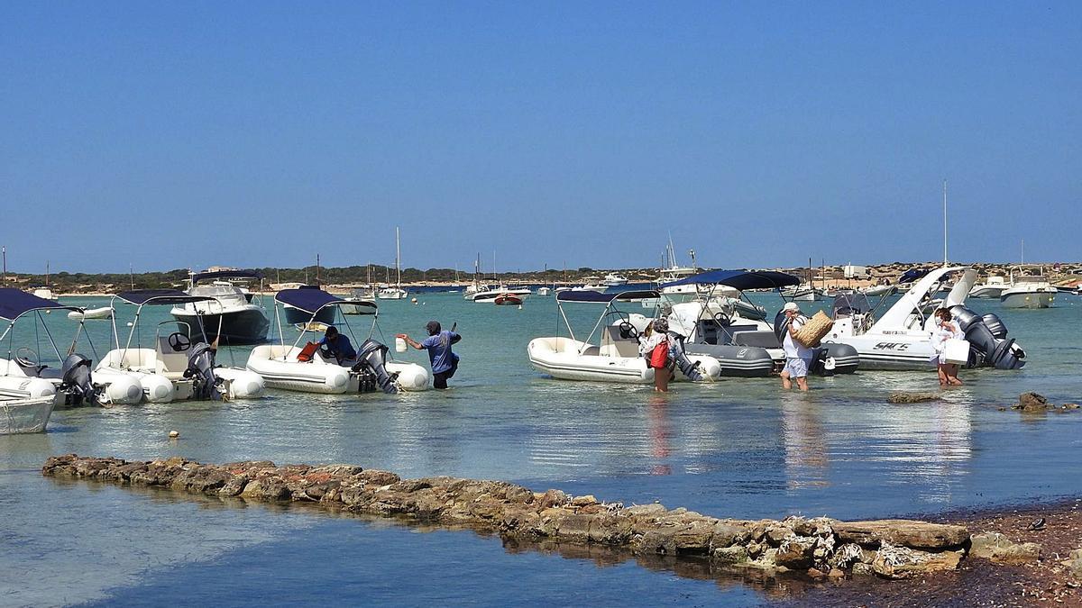 Un grupo de turistas accede, hace dos semanas, a una embarcación alquilada en s’Estany des Peix.