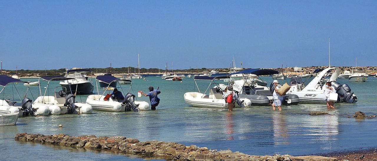 Un grupo de turistas accede, hace dos semanas, a una embarcación alquilada en s’Estany des Peix.