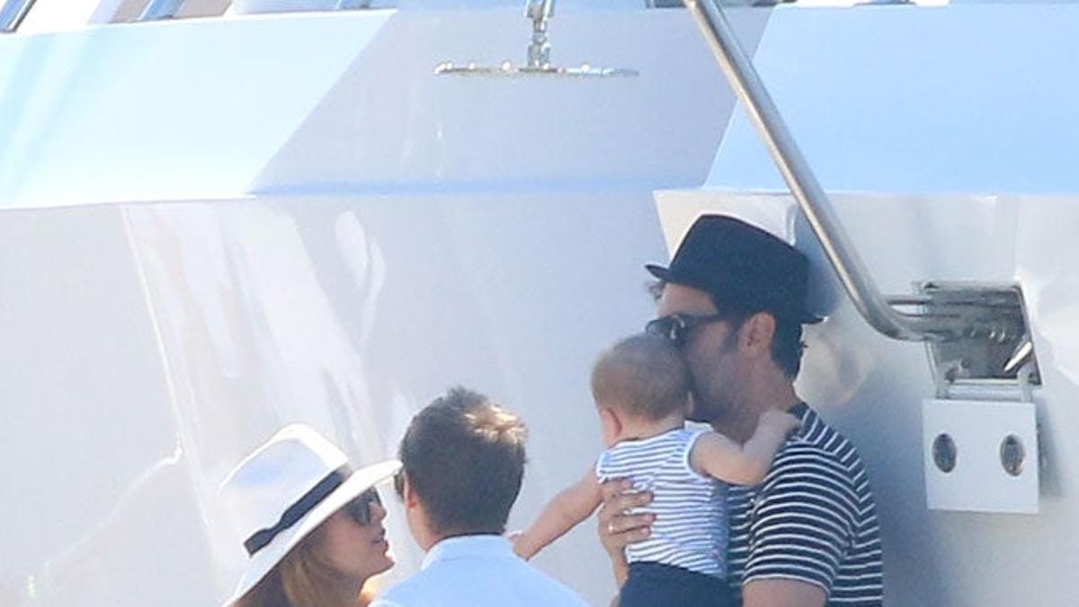 Isla Fisher, Sacha Baron Cohen y su hijo en el yate de Bono