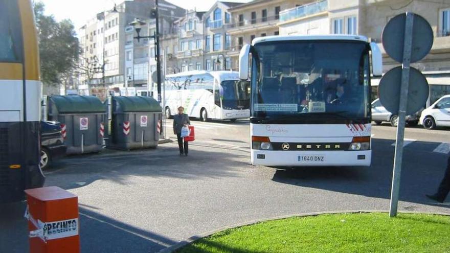 Autobuses en cola para acceder a la estación de Cangas. // Carmen Giménez