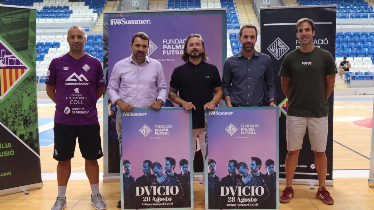 Antonio Vadillo, José Tirado, Álvaro Martínez, Francisco Ducrós y Carlos Barrón posan con el cartel del concierto de DVICIO.