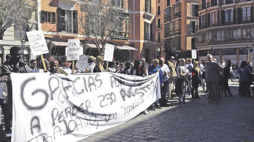 Un centenar de trabajadores del Megapark se manifestaron ayer en la plaza de Cort.  j. C.