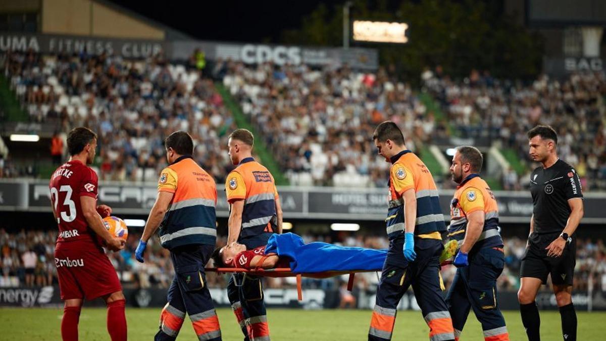 Pau Sans, retirado en camilla tras caer lesionado en Castellón.