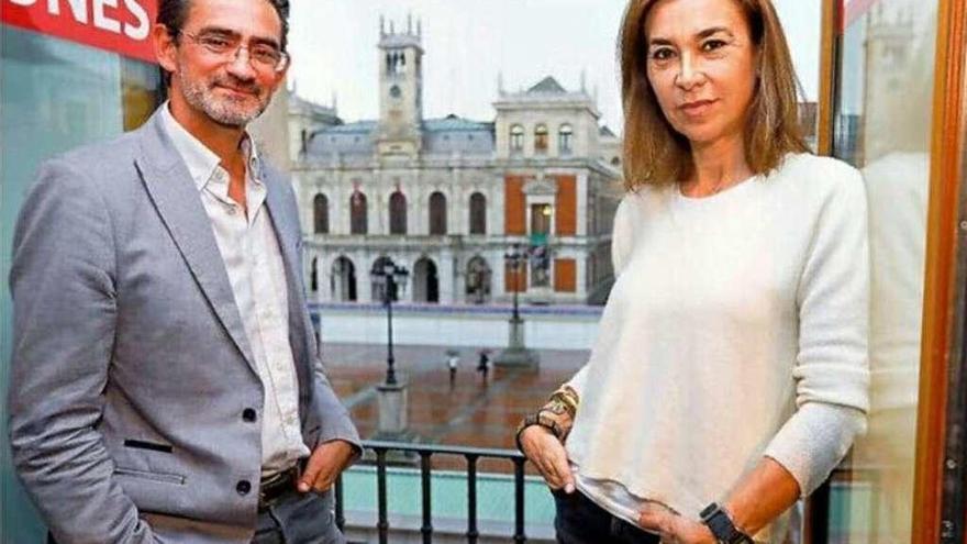 Ignacio Martín Verona posa junto a la escritora Carmen Posadas en Valladolid.