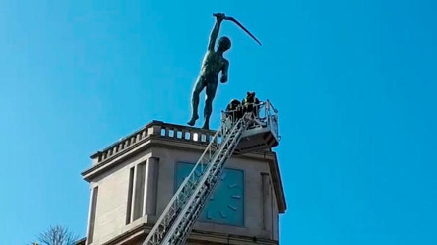 La escultura de Teucro le da un susto a los pontevedreses