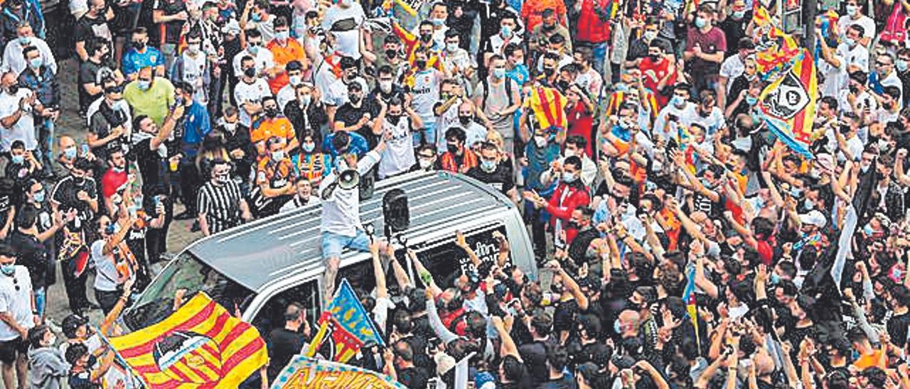 El valencianismo protestando ante Mestalla