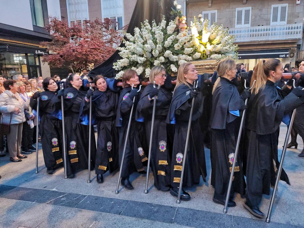 La procesión de la Soledad de María, de la Semana Santa de Cangas