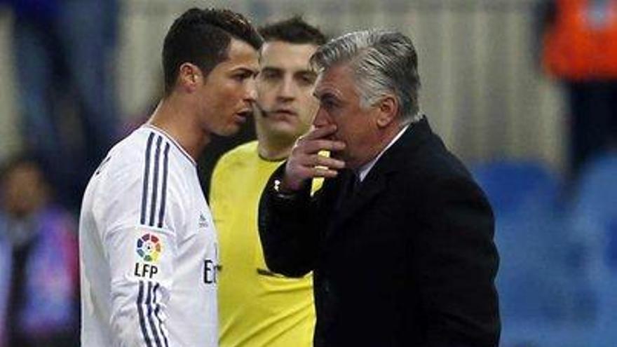 Ancelotti da instrucciones a Cristiano Ronaldo.