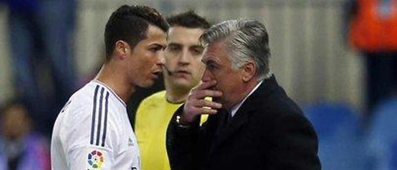 Ancelotti da instrucciones a Cristiano Ronaldo.