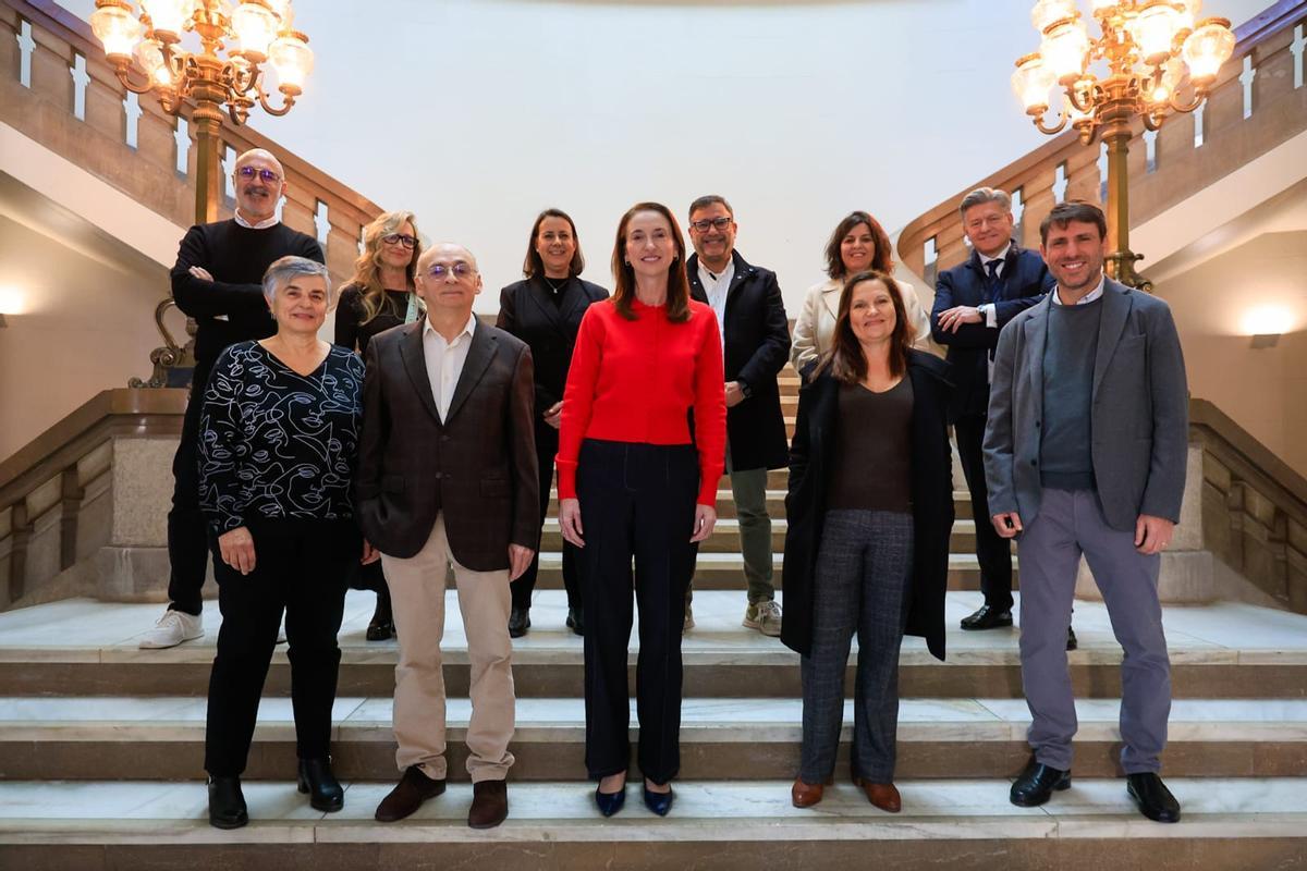 Ángeles Solanes, con su equipo.
