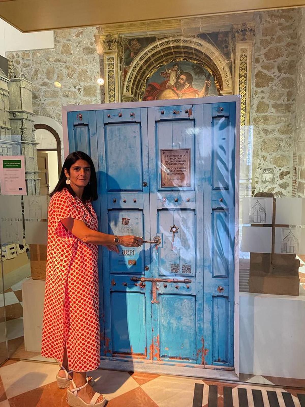 Belinda Martín, junto a la puerta interactiva expuesta en la oficina de turismo.